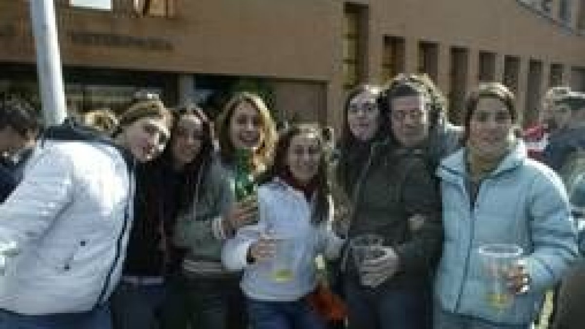 Los nuevos y viejos amigos se reunieron para tomar unos tragos de sidrina