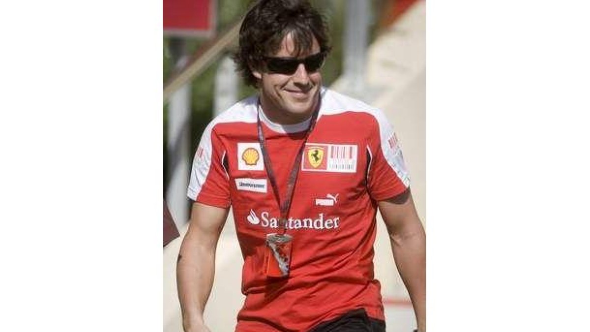 Fernando Alonso, exultante, en el circuito de Sakhir.