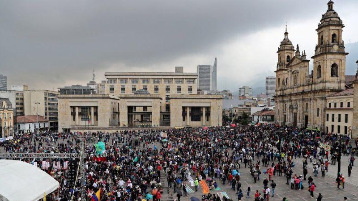 Protestas de maestros en las calles de Colombia.