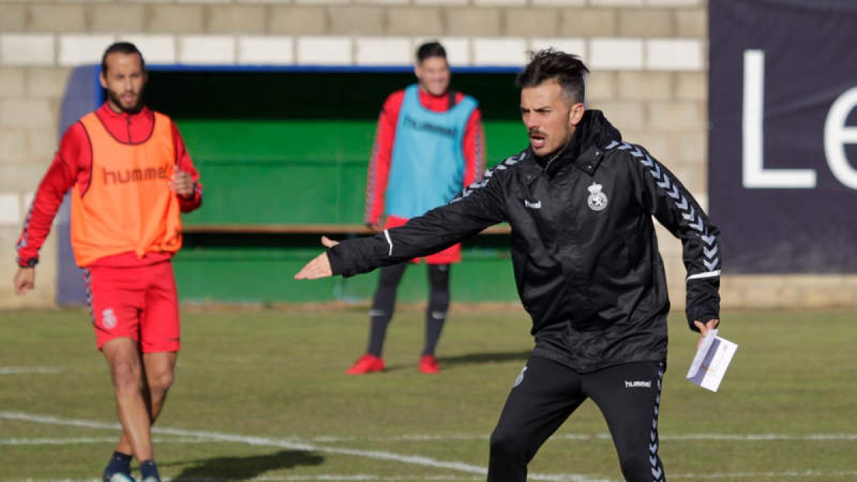Rubén de la Barrera dando instrucciones a sus jugadores en el último entrenamiento de 2017. SECUNDINO