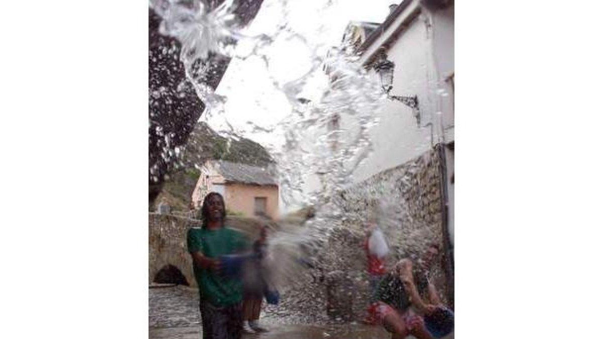 La madrugada del lunes volverán a llover calderos de agua sobre Molinaseca.
