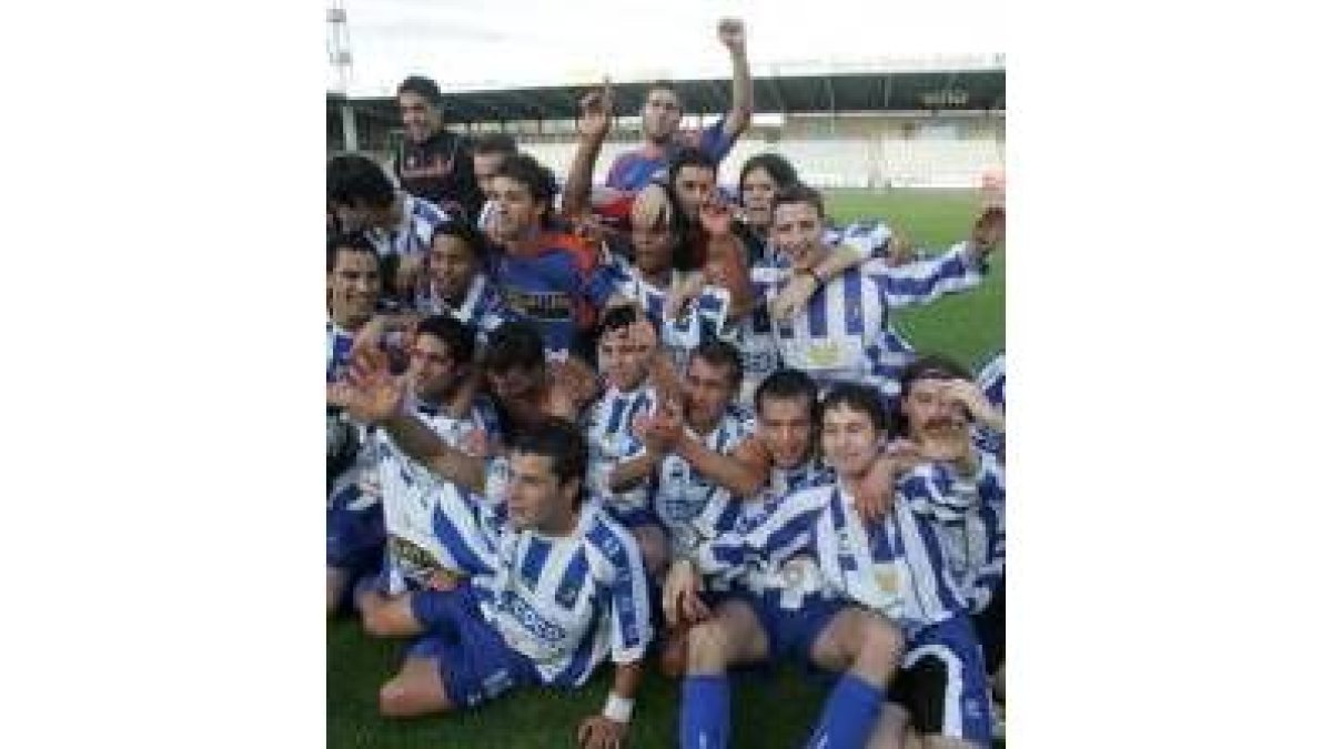 Los jugadores blanquiazules celebran el ascenso conseguido ayer