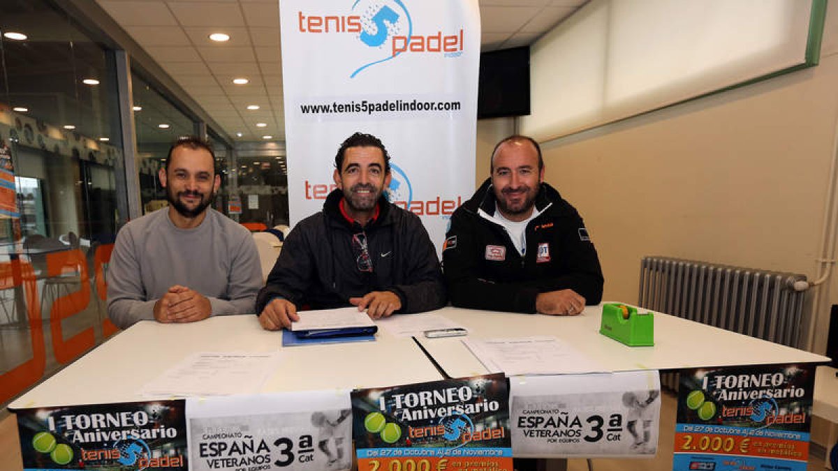 La presentación del Campeonato de España corrió a cargo de Julio Aguilar, en el centro.
