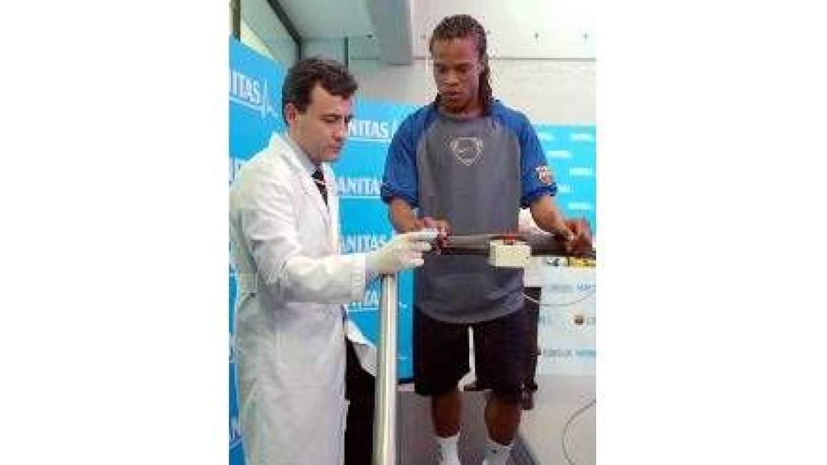 Edgar Davids, en un momento del reconocimiento médico del jugador