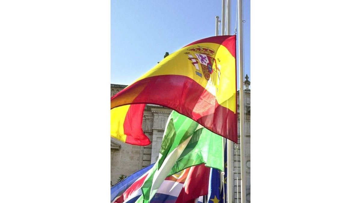 Varias banderas ondean en Sevilla.