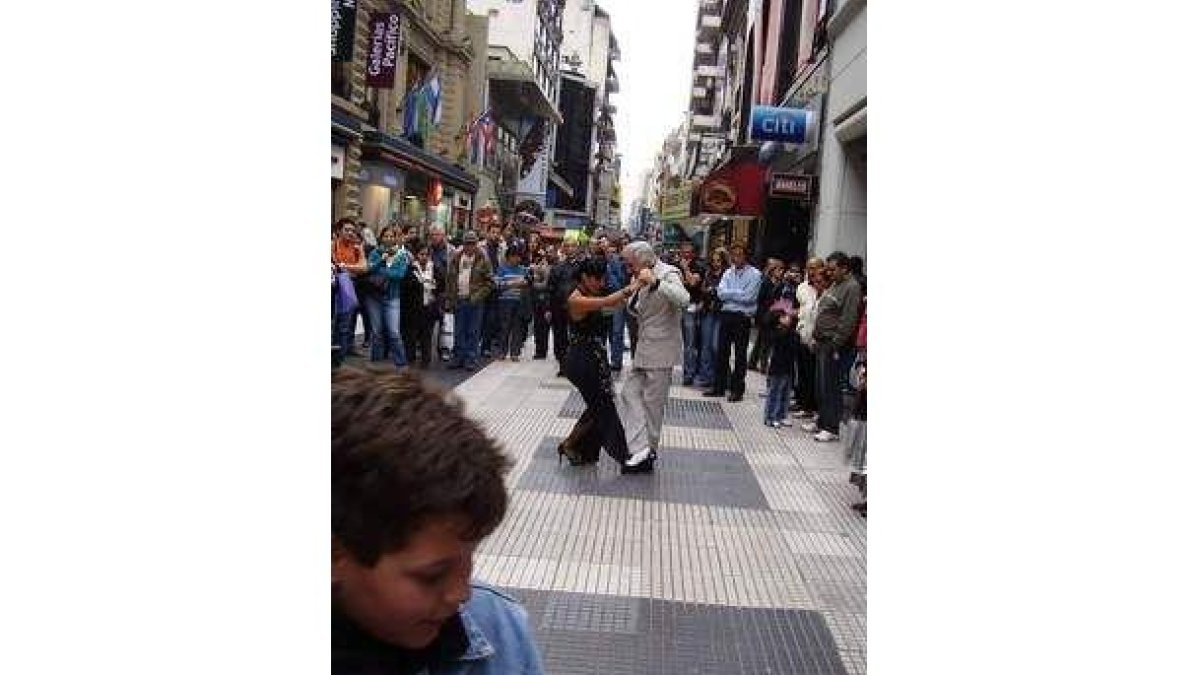 Argentina. Buenos Aires. El tango se vive en la calle, como en esta céntrica, peatonal y conocida: F