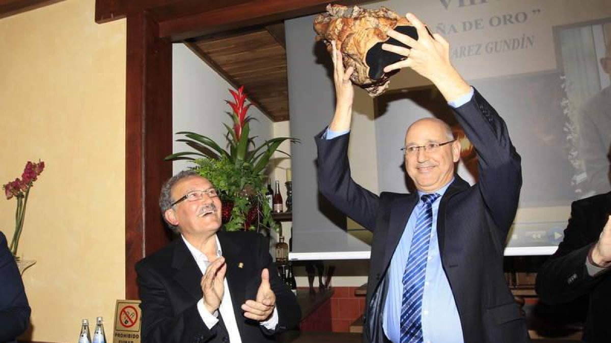 Gundín recogió la Castaña de Oro de manos de José Luis Prada en el Palacio de Canedo.