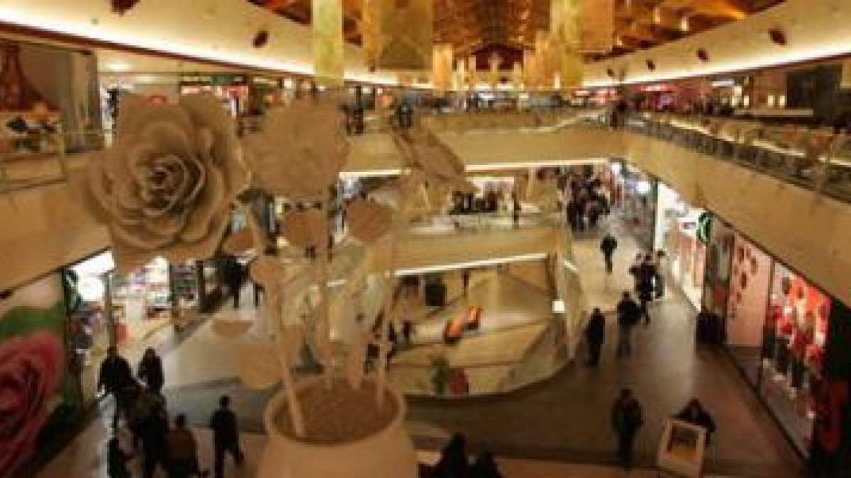Interior de una de las galerías de tiendas del centro comercial El Rosal.