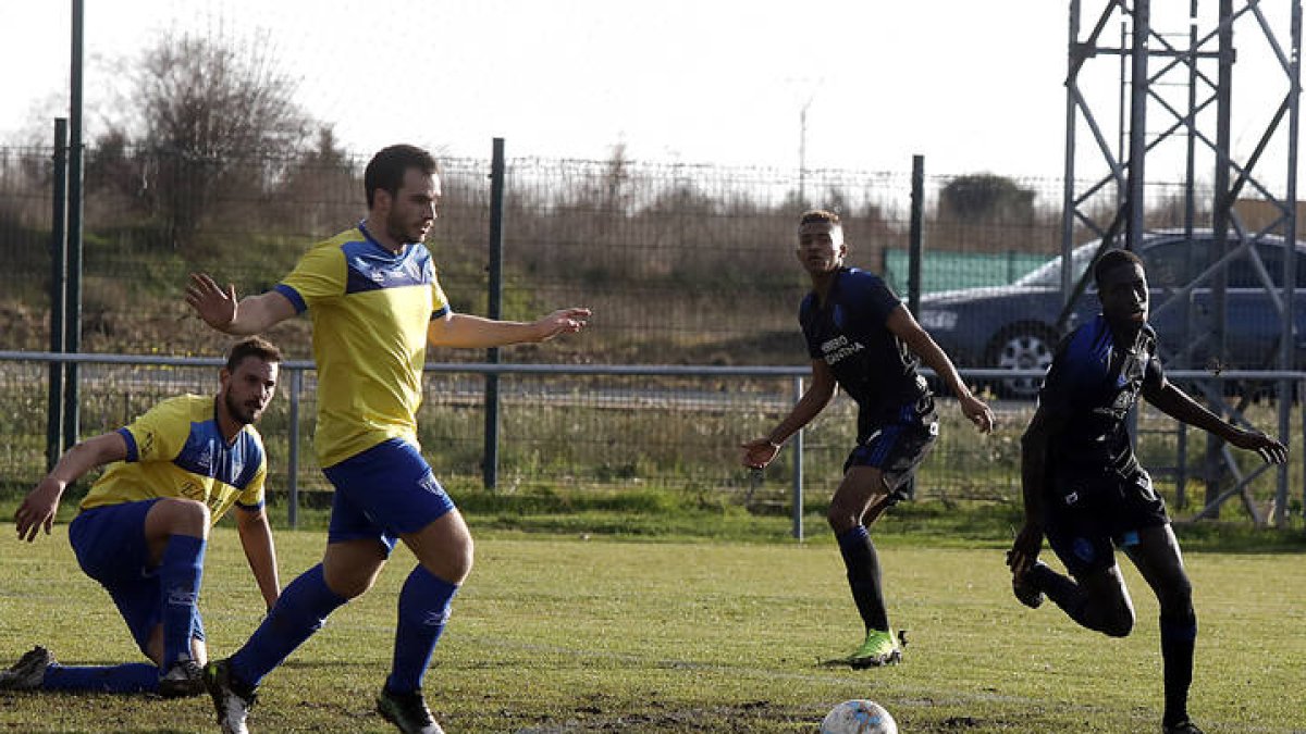 El duelo SD Ponferradina B-Atlético Mansillés siempre es sinónimo de rivalidad. MARCIANO PÉREZ