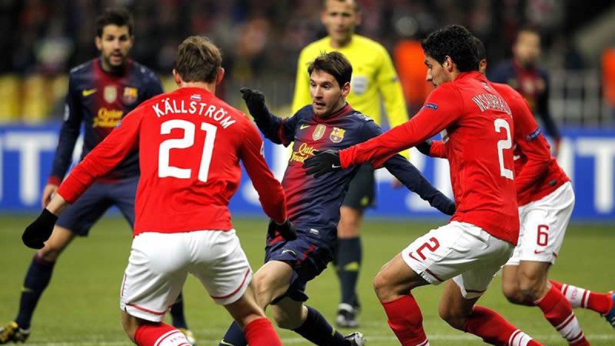 Messi mantuvo en jaque a la defensa del Spartak. En la imagen el argentino intenta superar a Källstrom e Insaurralde.