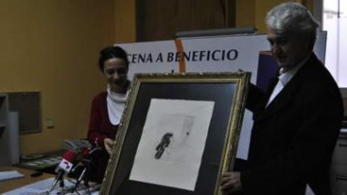 Reme Remedio y Pablo Salgado muestran el grabado que recibirá la dirección de Bio 3.