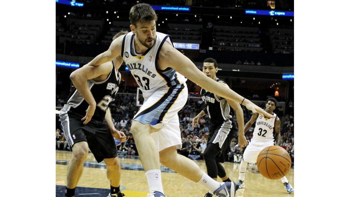 Marc intenta proteger el balón ante la defensa de los Spurs.