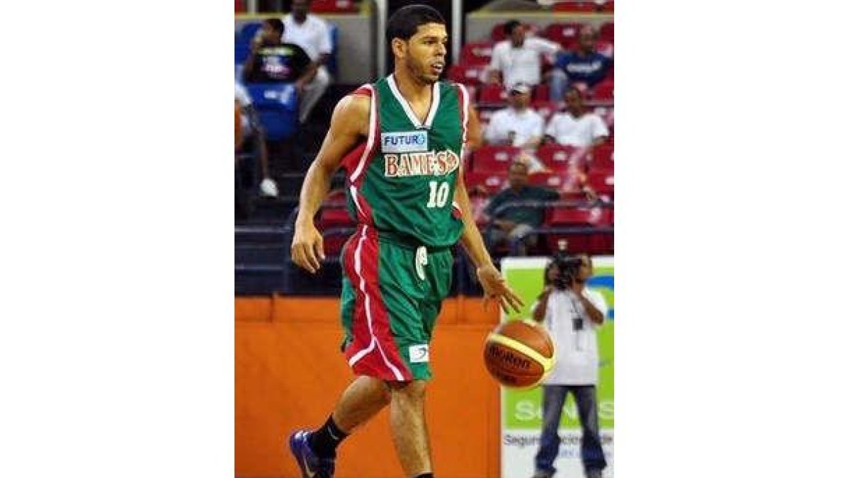 El fichaje de Baloncesto León Manny Quezada en un partido.