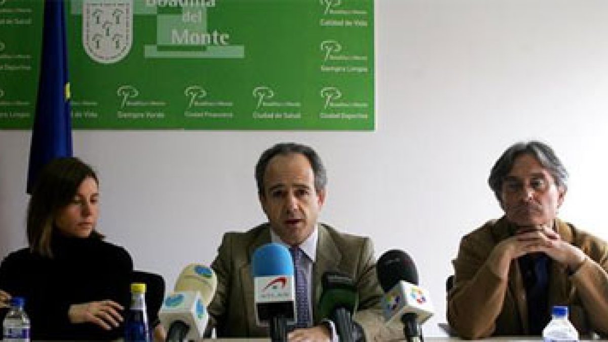 El alcalde de Boadilla del Monte, Arturo González Panero, junto a dos de sus concejales.