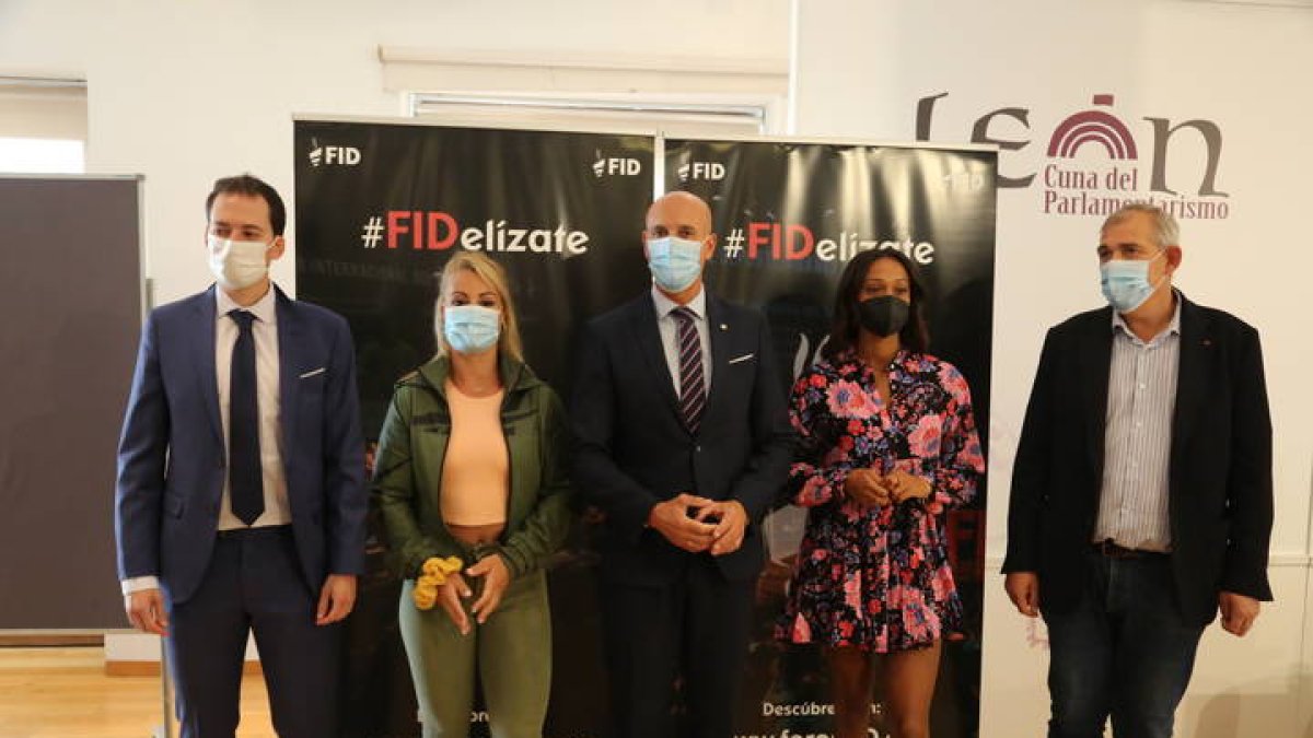 Lydia Valentín y Ana Peleteiro, esta mañana en el Ayuntamiento de León. DL