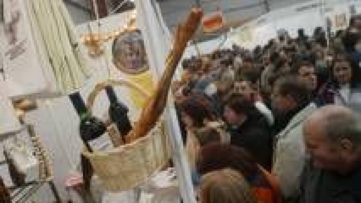 Más de 20.000 personas acudieron ayer a la feria de la Cecina de Chivo de Vegacervera