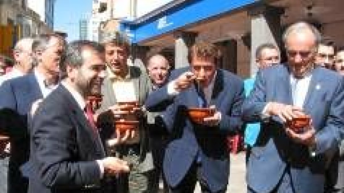 García-Prieto, Martínez y Álvarez degustaron las legumbres bañezanas en la edición del año pasado