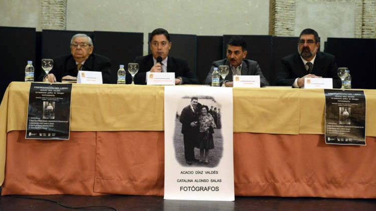 Félix Pacho, Marcos Martínez, Emilio Redondo y Acacio Díaz Alonso presentaron del libro.