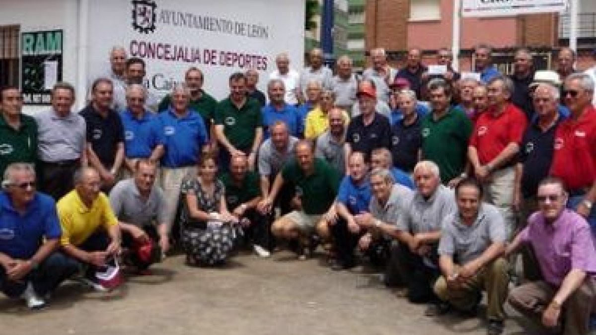 La concejala de Deportes con los ganadores de los bolos.