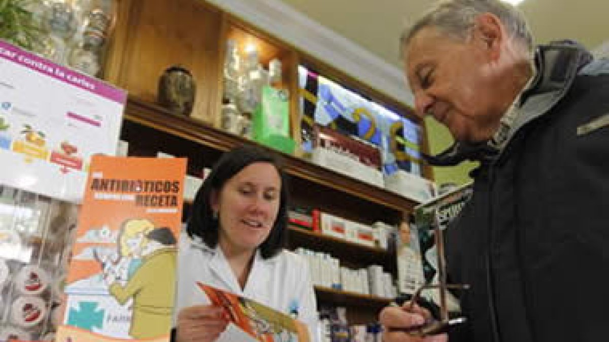 La farmacéutica Marta Fernández de Vega informa a un cliente sobre el uso correcto de anbitióticos.