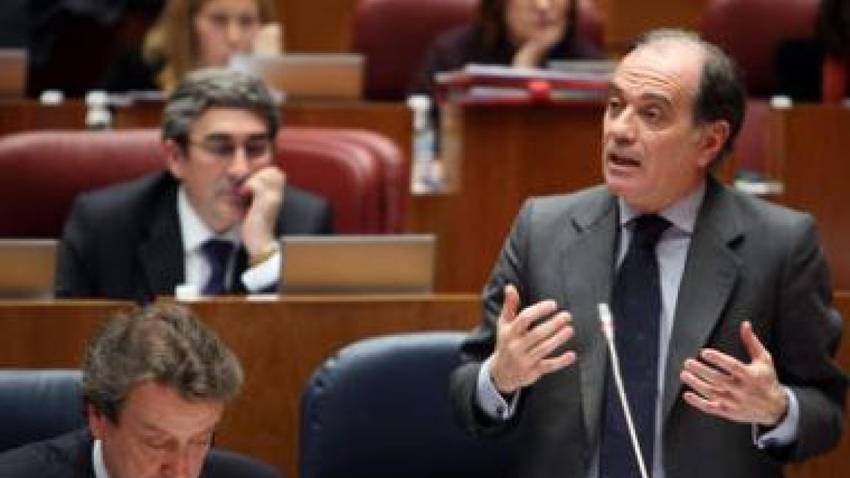 De Santiago Juárez y Tomás Villanueva, en un momento del pleno de las Cortes que se celebró ayer.