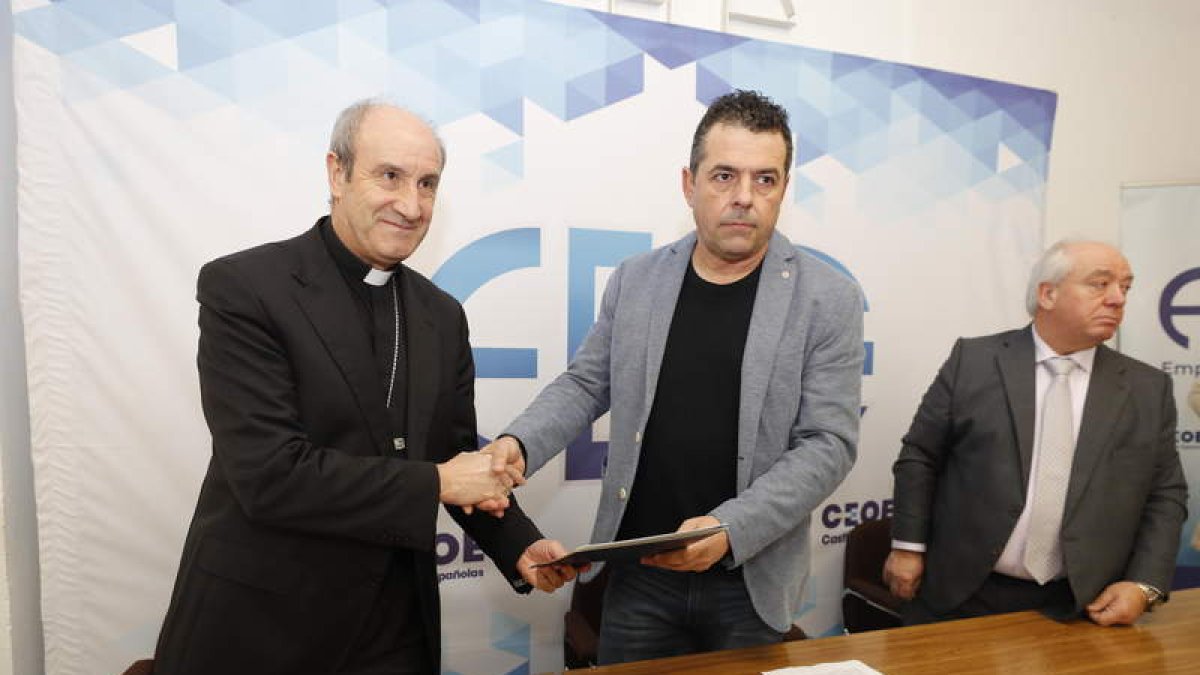 El obispo de Astorga, Jesús Fernández y el presidente de Fele-Bierzo firmaron el convenio. L. DE LA MATA