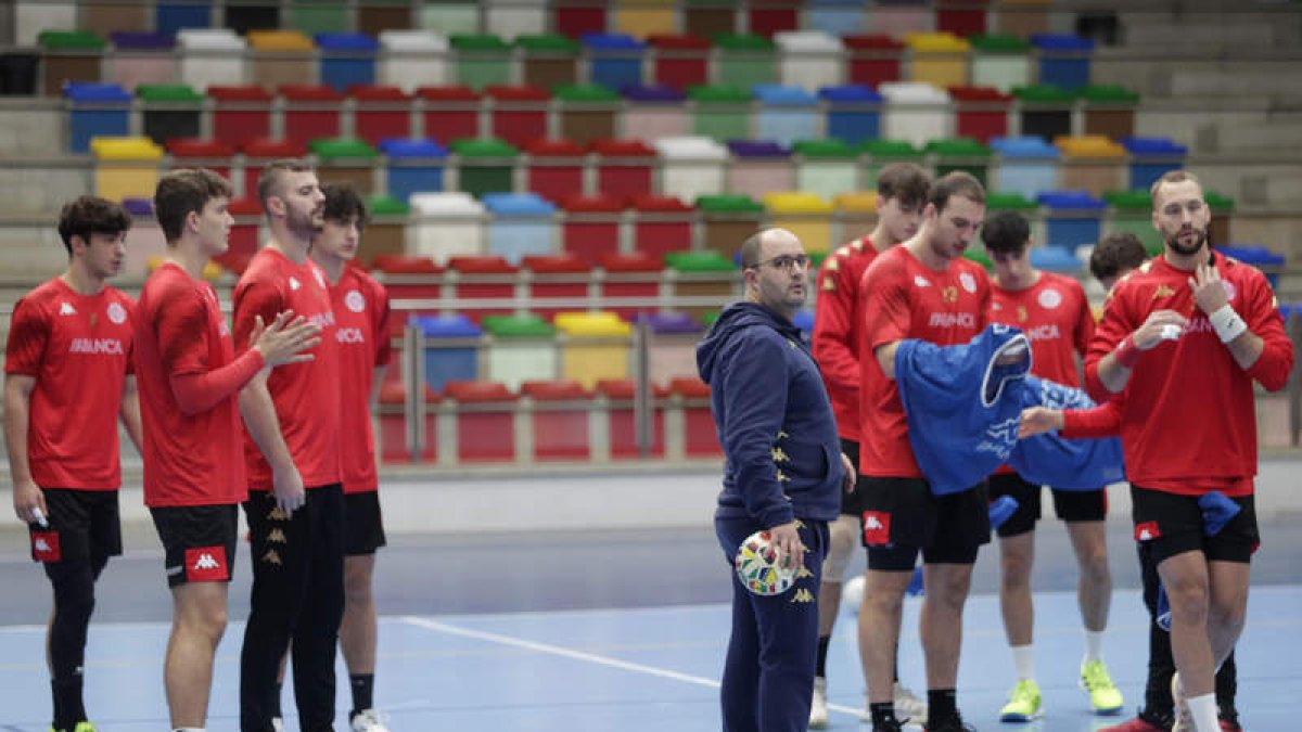 El Abanca Ademar recibe hoy al Atlético Valladolid sin Dani Gordo, que cumplirá su sanción. F. OTERO
