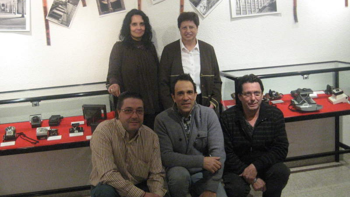 La edil de Cultura y los miembros del Foro en la muestra