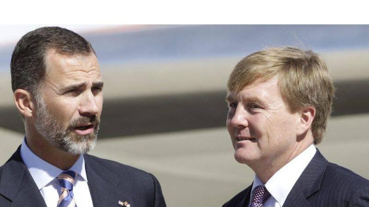 El Príncipe de Asturias conversa con el rey Guillermo Alejandro de Holanda en la pista de la base aérea de Torrejón.