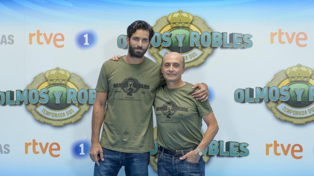 Rubén Cortada y Pepe Viyuela, en la presentación en Vitoria de la segunda temporada de la serie de TVE 'Olmos y Robles'.