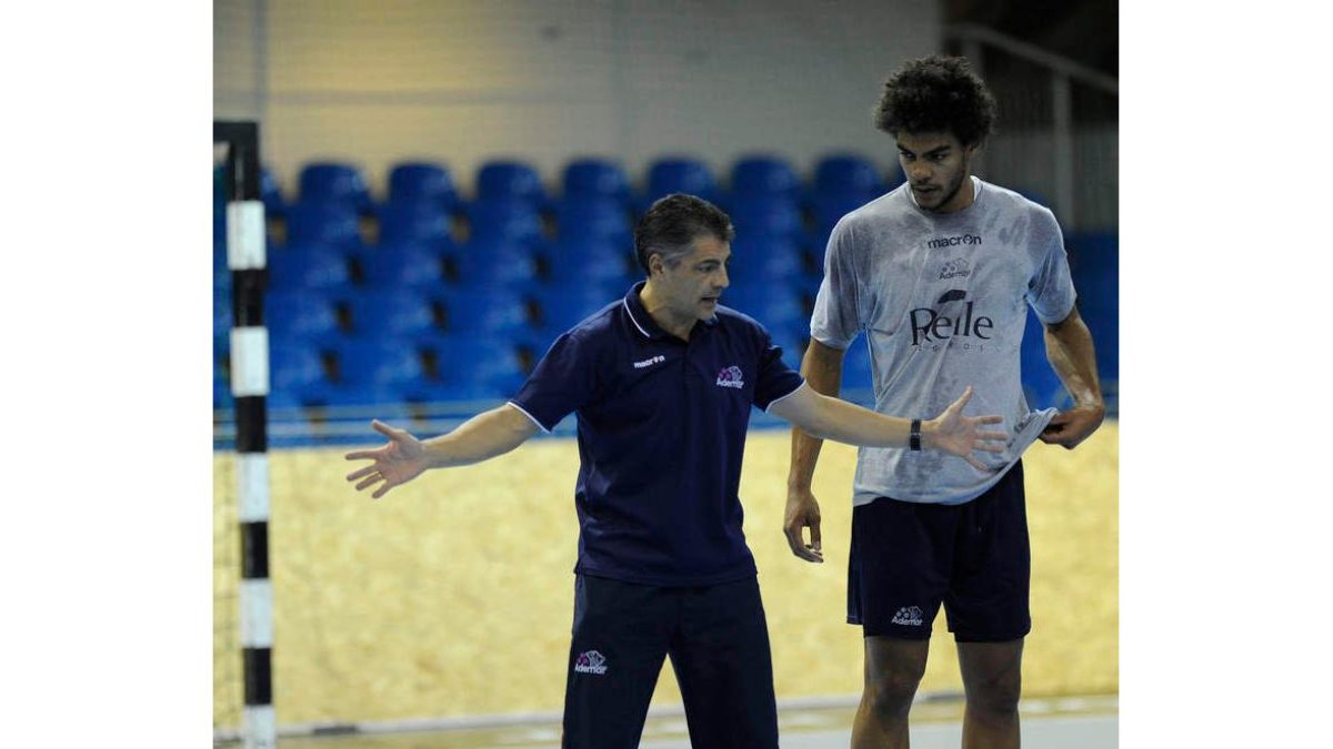 Isidoro da instrucciones a Dipanda en un entrenamiento.