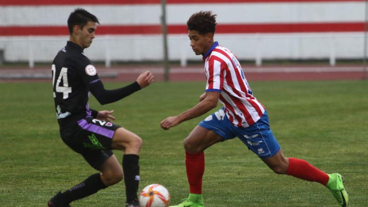 El equipo berciano gozó de varias ocasiones de gol. L. DE LA MATA