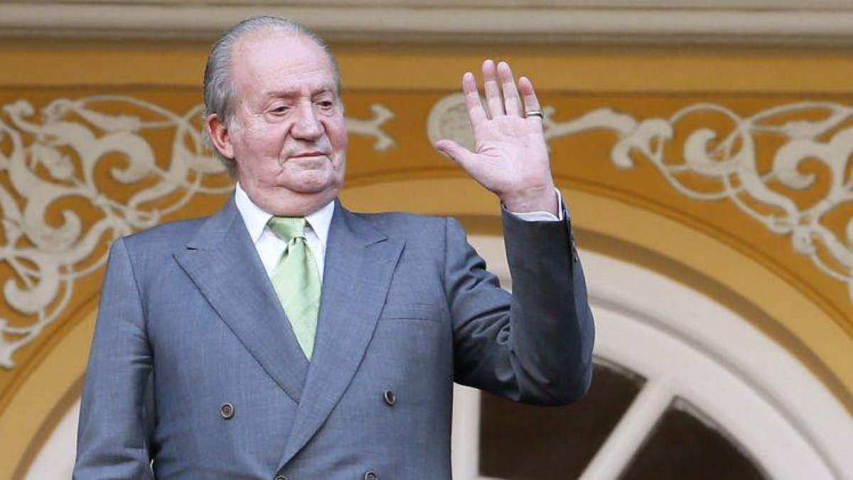 El rey Juan Carlos saluda desde el palco Real de la Monumental de Las Ventas, ayer.