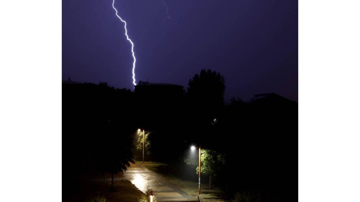 Tormenta sobre León ayer por la noche