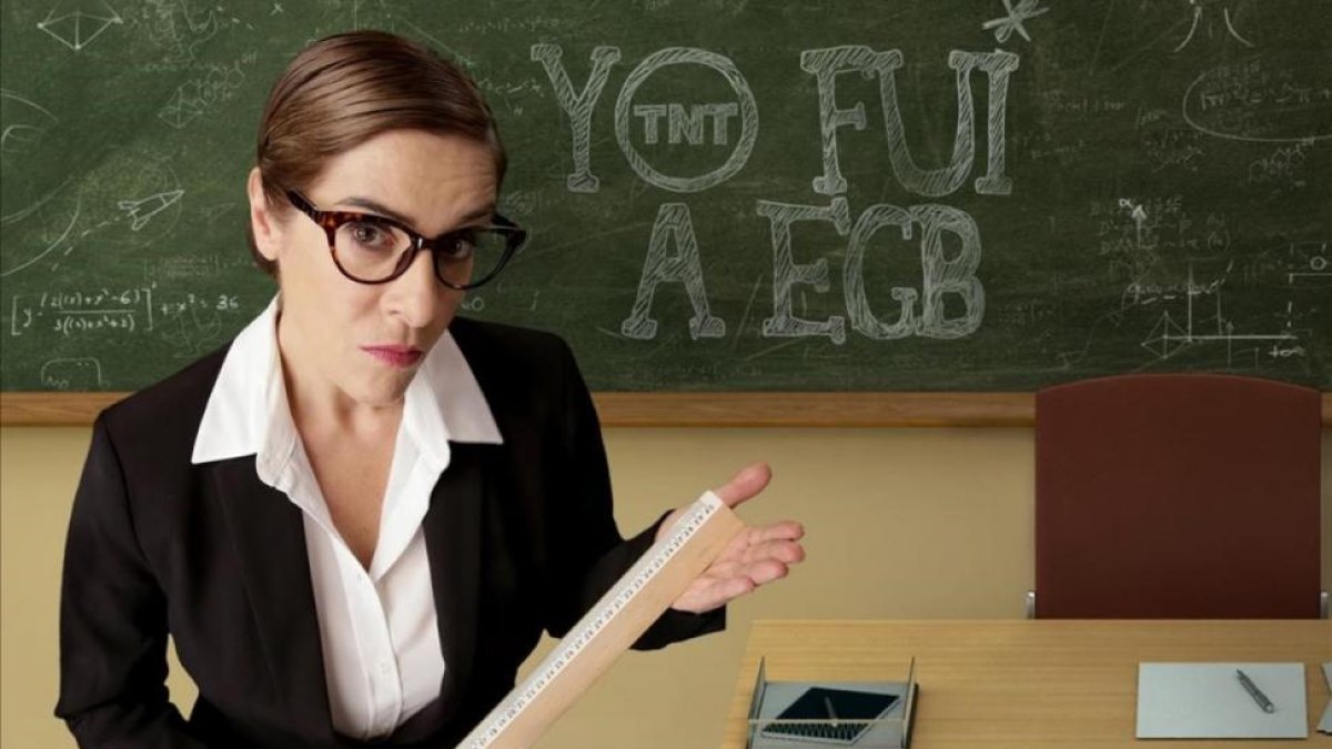 Anabel Alonso, aquí con una estética a lo señorita Rottenmeier, presentará el concurso 'Yo fui a EGB', en TNT.