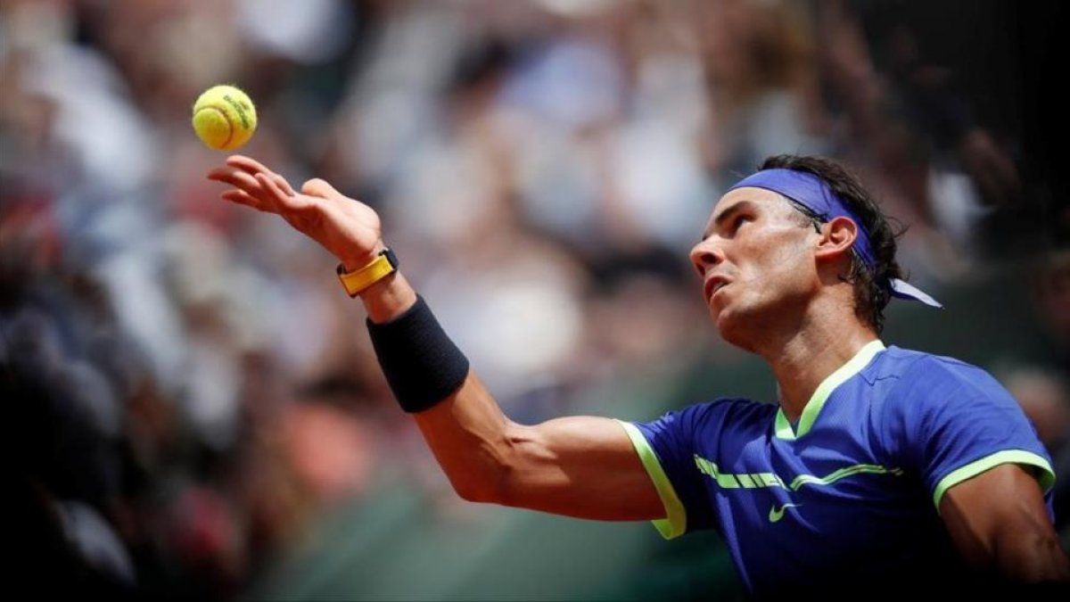 Nadal saca durante su partido ante Bautista.