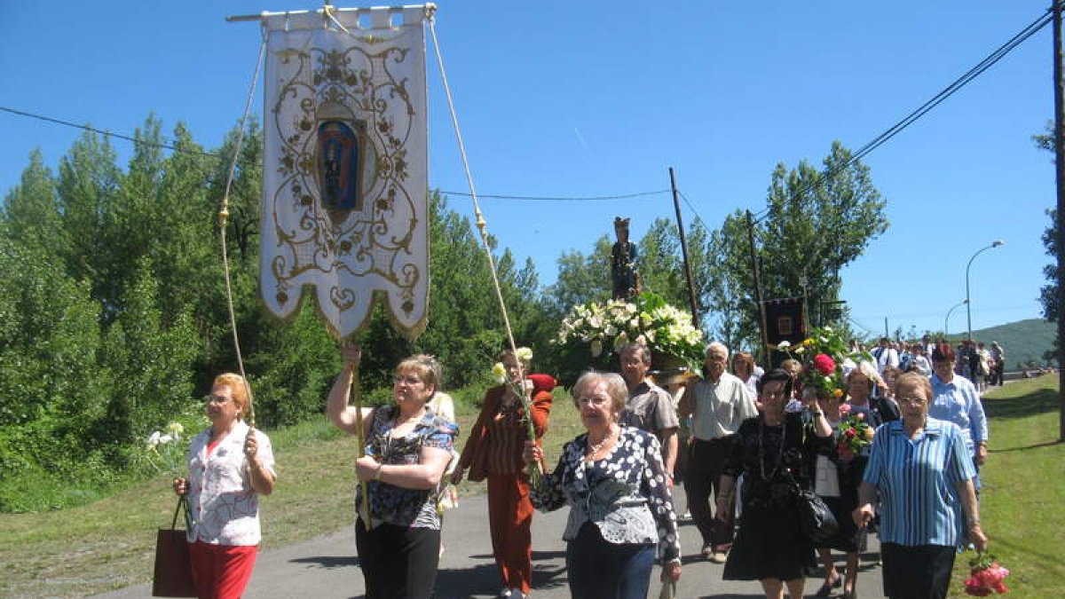 La Virgen de Celada durante su traslado de la ermita a la iglesia.