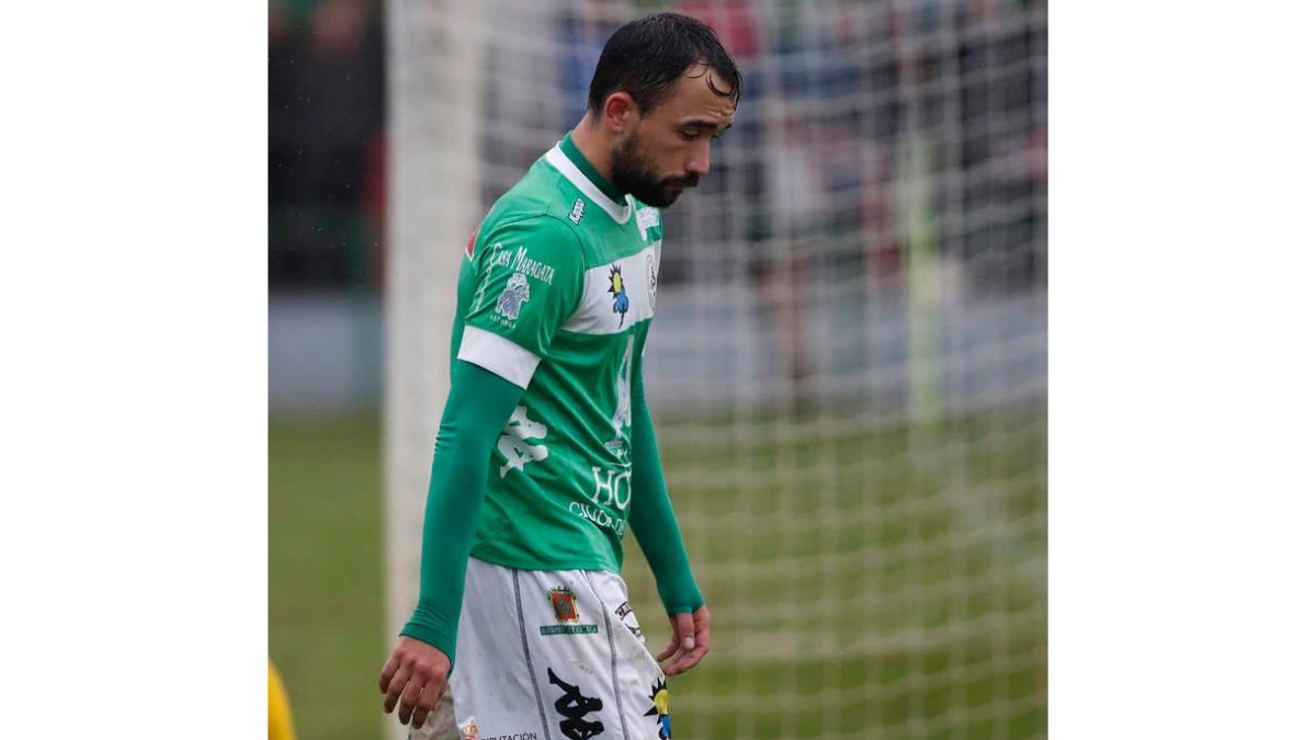 Los maragatos se retiraron cabizbajos tras la derrota. JESÚS
