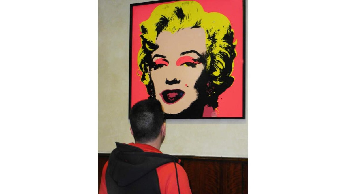El coleccionista anónimo ante un Warhol.