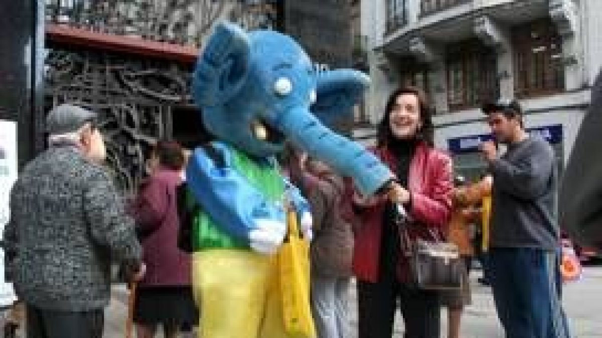 La concejala Covadonga Soto presentó ayer la campaña de reciclaje junto a la mascota, Recifante