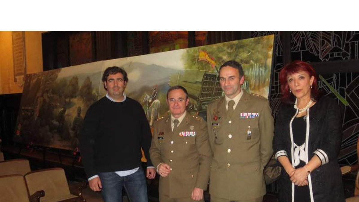 Prieto posa junto a los mandos del acuartelaminento de Santocildes y Victorina Alonso.