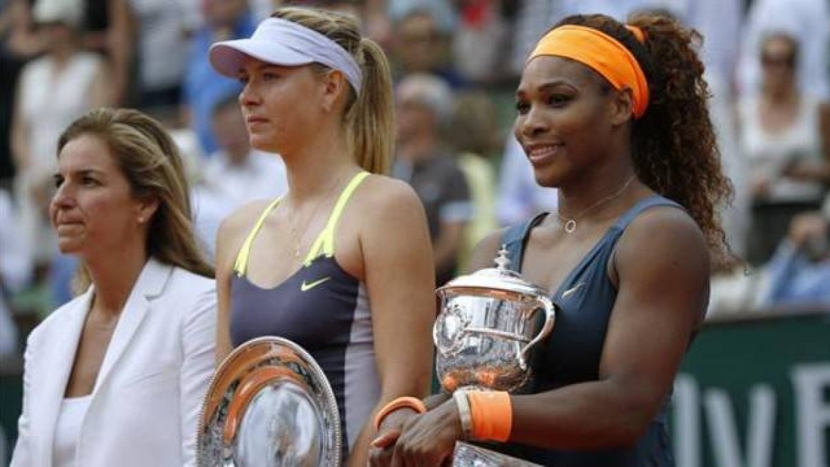 Serena Williams (derecha), Maria Sharapova (centro) y Arantxa Sánchez Vicario, encargada de entregar los trofeos a las finalistas.