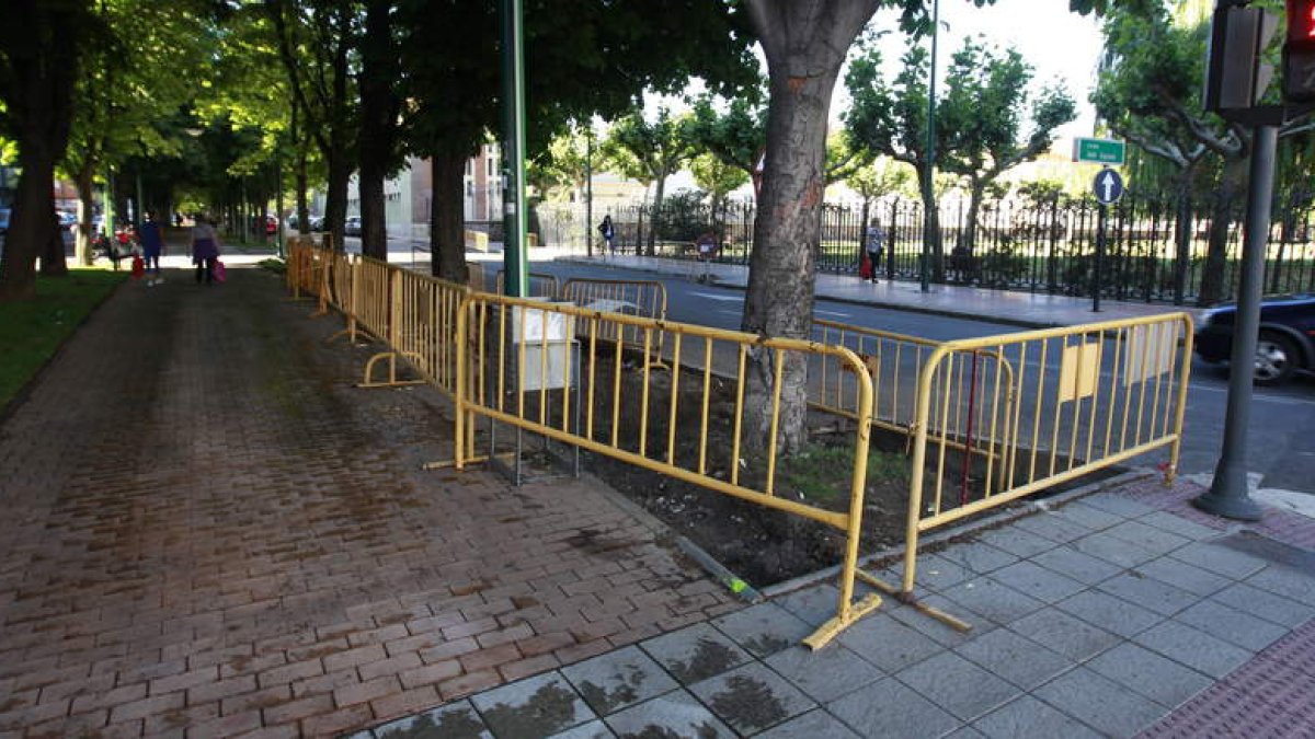Imagen de las obras que se iniciaron ayer en la zona de José Aguado para adoquinar por completo su bulevar.