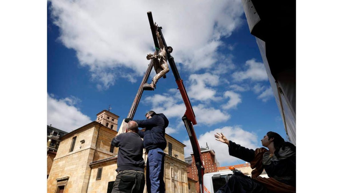 El equipo de montaje de Las Siete Palabras de Jesús en la Cruz trabaja desde el pasado martes sin descanso para poner a punto los pasos que procesionarán mañana por la tarde.