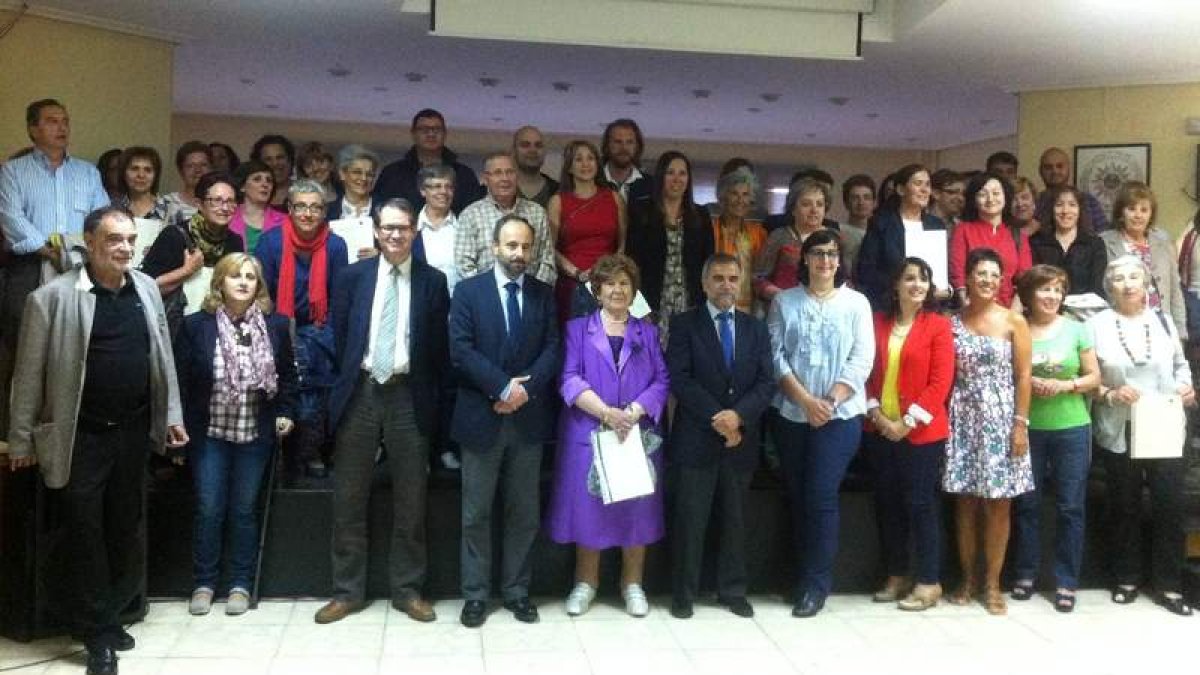 Alumnos, profesores y autoridades durante la clausura del curso.