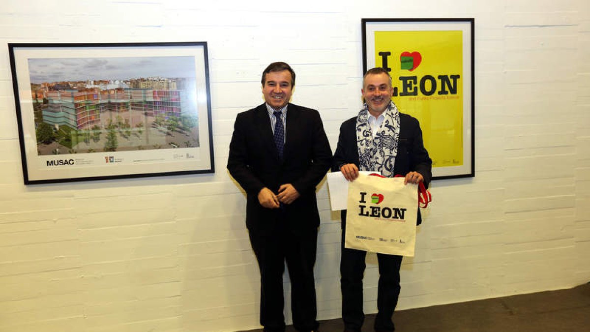 El director de Políticas Culturales y el director del Musac, con la bolsa y los pósters que se entregarán gratuitamente