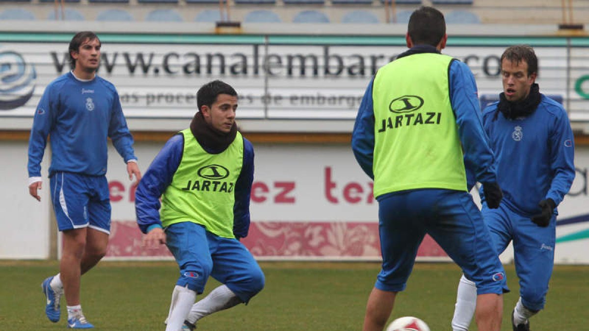 Los jugadores de la Cultural preparan el partido de mañana frente al Almazán.