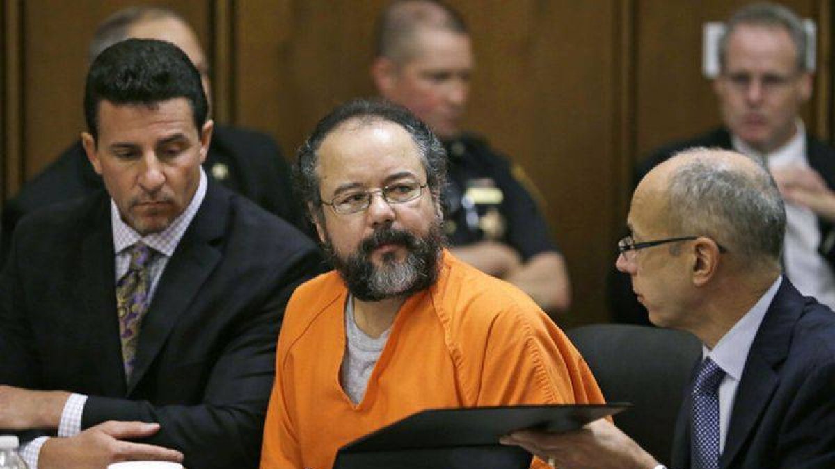 Ariel Castro (centro), durante el juicio en que ha sido condenado a varias cadenas perpetuas.