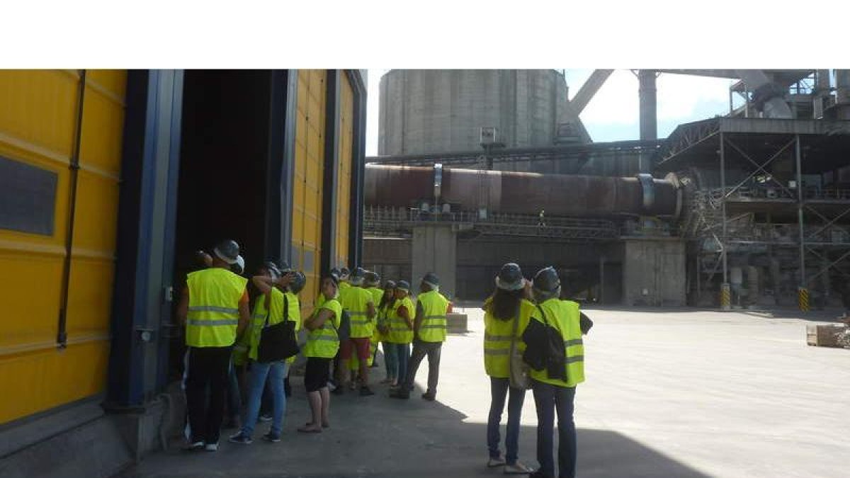 Visitantes a la planta de Toral, donde se invirtieron 7 millones.