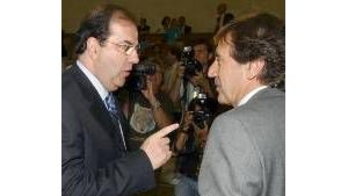 Juan Vicente Herrera habla con Ángel Villalba, en una foto de archivo